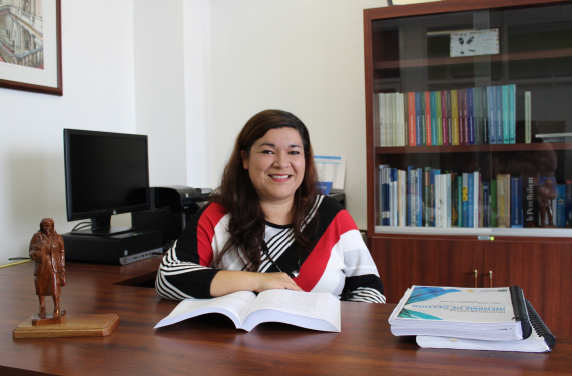 Ileana Arias: “En un mundo tan polarizado, tener una experiencia en el extranjero no solo es beneficioso desde el punto de vista lingüístico, también lo es a nivel social, afectivo, personal. Vivir en otro país le cambia a uno la vida.”