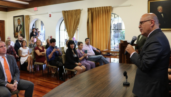 Docentes de la Escuela de Lenguas Modernas forman parte de nuevos traductores e intérpretes oficiales